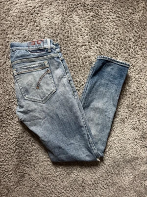 Dondup george jeans - Dondup George jeans i storlek 35. Välanvända med hyfsat skick. 