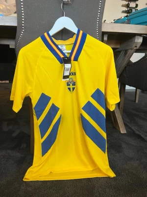 Sverige VM 94 fotbollströja  - Sverige VM 94 hemmatröja, storlek M, pris 449kr, skriv vid frågor eller funderingar, helt ny och äkta, kom för sent så hann ej använda på vm