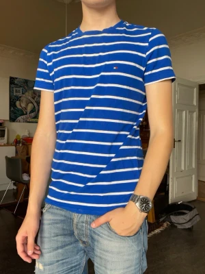 Randig Tommy hilfiger t-shirt - Tommy hilfiger t-shirt. Inga defekter. Modellen är 180cm 65kg och bär storlek m.  Fråga gärna frågor! (Kan gå ner mer i pris vid köp av bundles🤩)