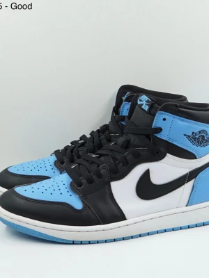 Jordan 1 Retro High OG UNC Toe - EU 44.5 - Gott skick - Original Låda är med. Följer även med extra par skosnören