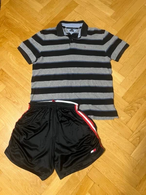 Tommy Hilfiger Randig Piké & Mesh Shorts - Säljer det perfekta sportiga sommar-setet från Tommy Hilfiger! Säljes endast tillsammans.  L & XL