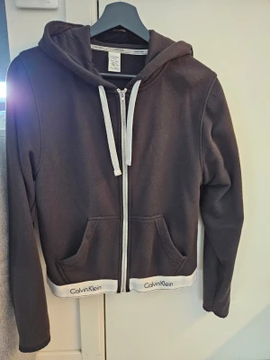 Calvin Klein zip hoodie svart - Knappt använd så är i fint skick. Nytvättad med parfymfritt tvättmedel.  Säljes då jag inte kommer använda den.