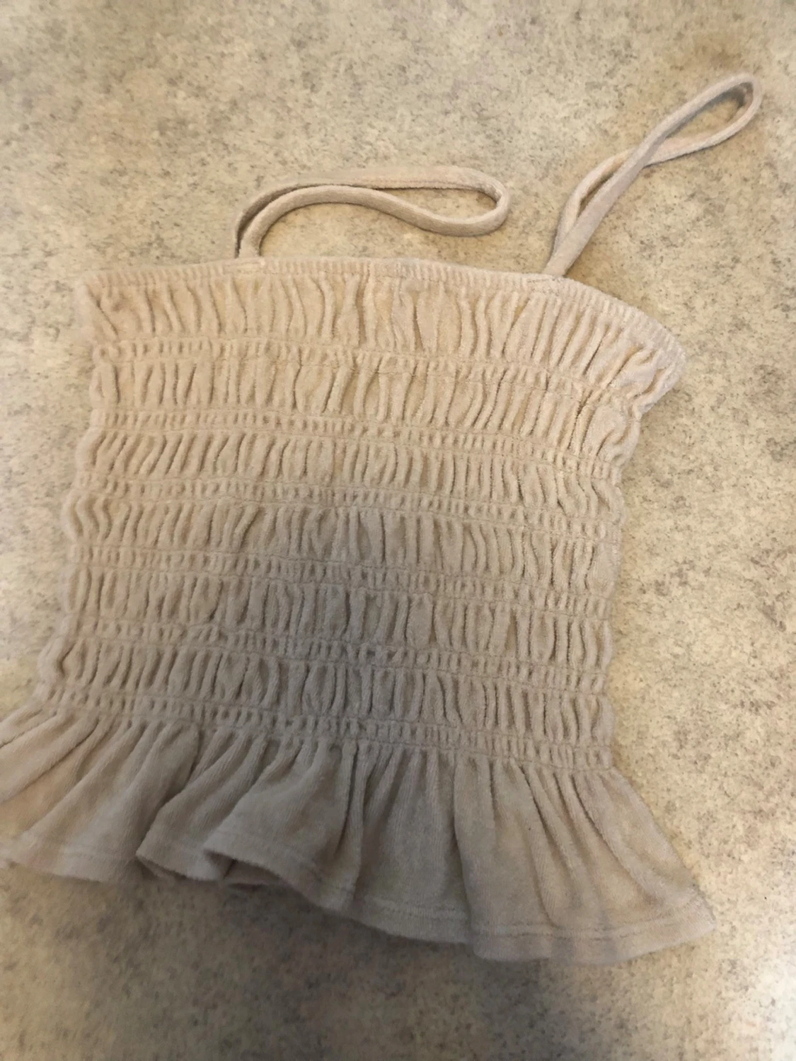 Beige smockad linnetopp med volang - 3