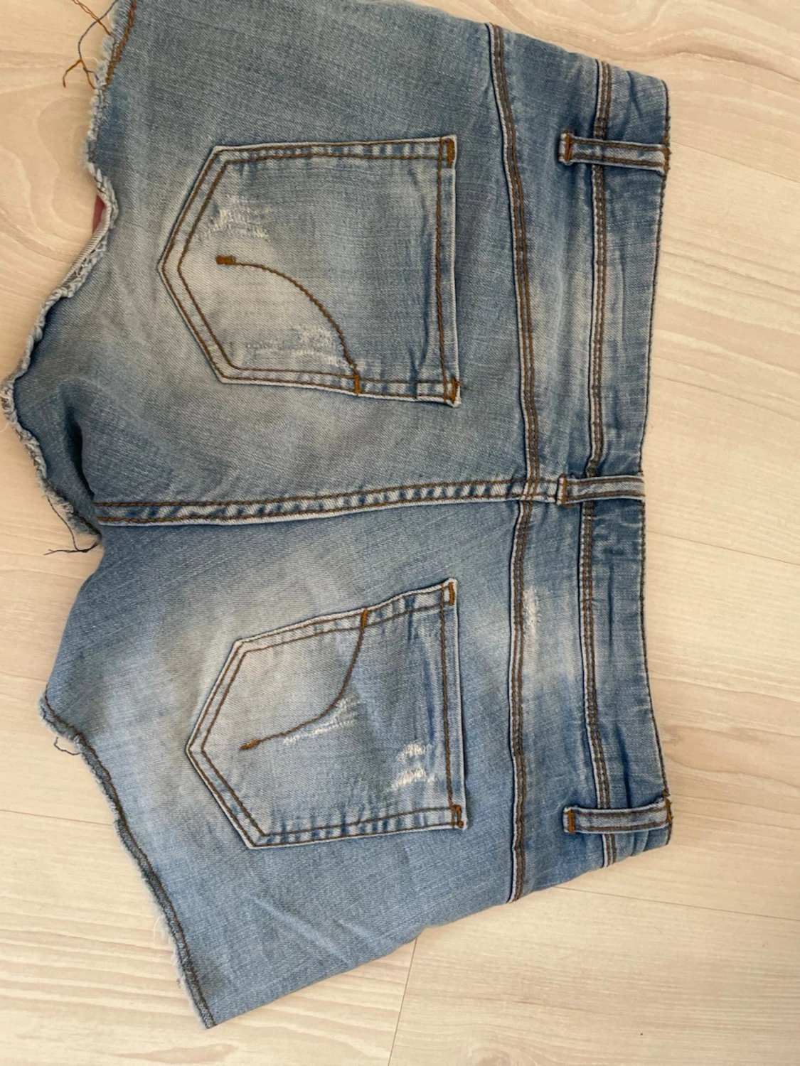 Ljusa slitna jeansshorts - 5