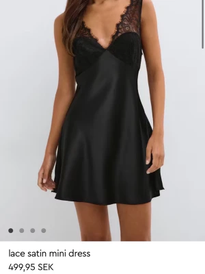 Svart klänning Gina tricot  - Svart satin fest klänning från Gina med spets slutsåld. Helt ny