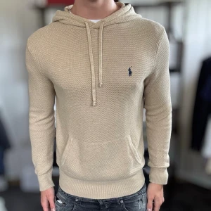 Stickad hoodie - Mycket fint skick, inga defekter. Nypris ca 3000kr. Passar dig som är 180-190cm ungefär. Modellen är 185 cm, 75 kg. Alltid billigare pris vid köp av flera varor‼️🙌Svarar alltid på frågor eller funderingar! 