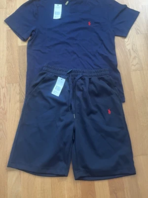 Ralph Lauren set - Säljer ett Ralph Lauren set där de ingår tröja och shorts billigt och stiligt, aldrig använt och taggar finns kvar!