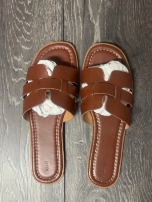 Sandaler / tofflor  - Helt nya från Nelly! 
