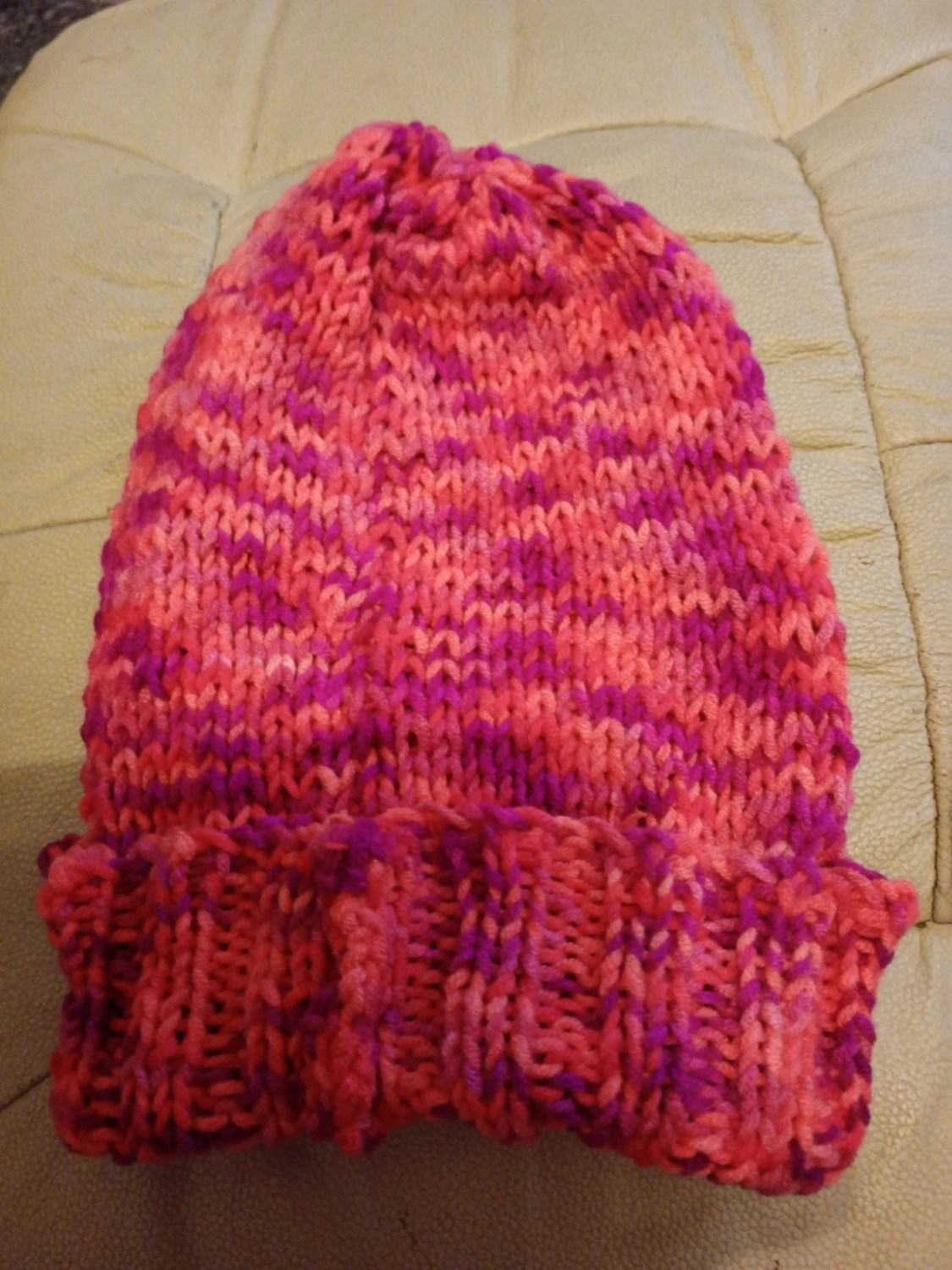 Stickad mössa i rosa och lila - 1