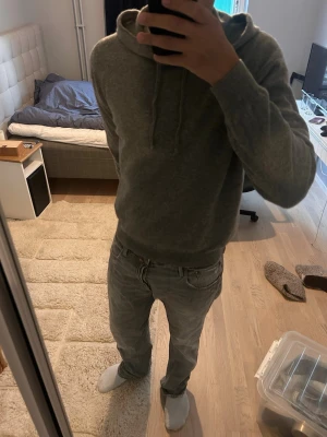 Ralph lauren kashmir hoodie - Mycket fint skick. 100% kashmir. Nypris 6000-7000. Fraktas inom 24 timmar. Skriv vid frågor eller funderingar. Storlek L men passar mer som M