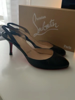 Slingbacks - Säljer ett par klackskor som tyvärr är för små för mig. De har blivit omsulade 