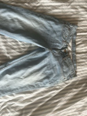 Lågmidjade jeans - Köpte på plick men de va för stora så jag säljer om💛💛 Jeansen har en lätt utsvävning och coola fickor🩷 stl M-L
