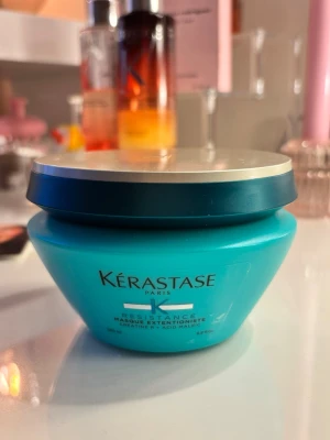Kerastase hårmask - Kérastase hårmask. Använd en gång så iprincip allt kvar, se bild. Doftar gott och vårdar håret.