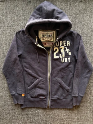 Superdry zip up ~ vintage  - Sjukt eftertraktad Superdry zip hoodie ~ sällsynt vintage modell som inte längre produceras | st M | använd men i fint skick | klassisk passform | sällsynt 2000’s modell | OBS kan gå ner lite i pris vid snabb affär! 🏄
