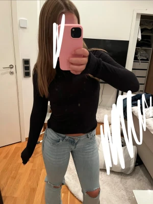 Ljusblå jeans med hål på knäna - Säljer ett par ljusblå jeans med rakt på benen men utsvängda där nere, jeansen är sååå fina, hoppas någon gillar dom❣️❣️