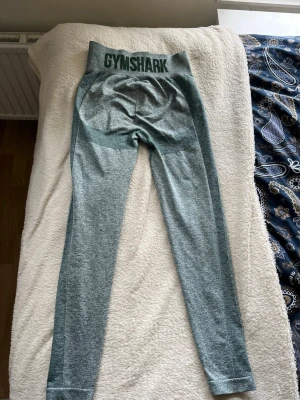 Gröna träningsbyxor från gymshark  - Snygga gröna gymshark träningsbyxor i storlek S