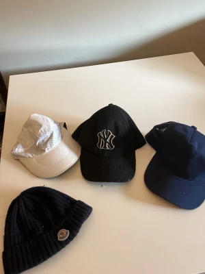 Svart New York Yankees keps - Snygg svart keps med New York Yankees-logga framtill i vitt. Klassisk böjd skärm och justerbar passform bak. Perfekt för dig som vill ha en sportig och stilren look.