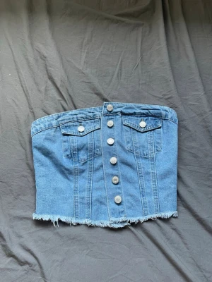 Blå jeans tubtopp med knappar - Säljer en snygg blå jeans tubtopp 