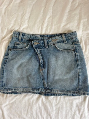 Jeans kjol från Zara  - Säkjer min jeans kjol från Zara då den inte kommer till npglnanbändning längre. Både längden och bredden i cm har jag fotat. Men bara att skicka ifall ni har fler frågor. 