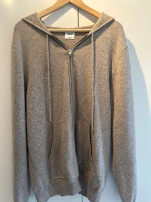 Beige John Henric Kashmir Hoodie - Beige Kashmir hoodie från John Henric, storlek M. 100% kashmir, Mycket bra skick. Nypris: 2999kr Hör av er vid frågor och kom gärna med bud.