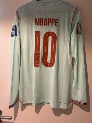 Frankrike Vm 2026 Mbappe  - En Frankrike Longsleeve med Mbappé i spelar version, storlek L helt ny 