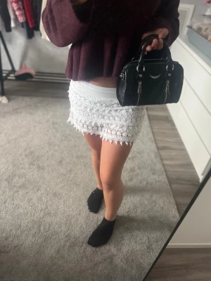 Vit spetskjol med volangkant - En kjol min mamma haft under 2000-talet som jag fått, va shorts sen klippte jag bort dom och sen ångrade jag mig och sydd dit de igen, jättefina🌸