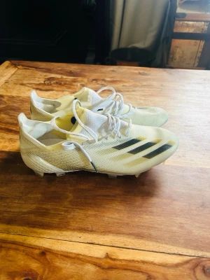 Adidas x Ghosted .1 - Säljer ett par adidas x ghosted .1 som är helt oanvända endast testade en gång men på tok för små