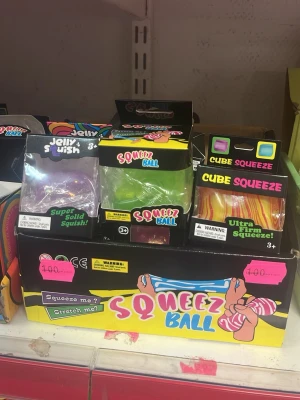 Squeezy bollar och kuber i olika färger - Säljer flera olika squish-leksaker, bland annat Squeez Ball och Cube Squeeze i färger som grön, lila och orange. Perfekta att klämma på eller stretcha. Kommer i förpackning och passar för dig som gillar stressleksaker.