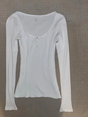 White Brandy Melville 2000’s Long Sleeve Henley - Brandy Melville ribbed long sleeve henley top🤍 Older Brandy piece. One size, best fits XS/S.   Overall good condition. Has a few tiny yellow marks and a one small mark on the sleeve (shown in last two photos). They aren’t noticeable when worn.  If you have any questions, please reach out to me or offer a price! I am open to offers.  Fast shipping. I also have 20% bundle discount!