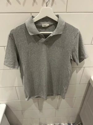 Filippa K piké - Filippa K piké Storlek: S Passform: Normal Nypris: 900 Skick: Mycket bra Tröjans material är väldigt skönt Tveka inte på att höra av dig om du undrar något😁Skickas inom 24h