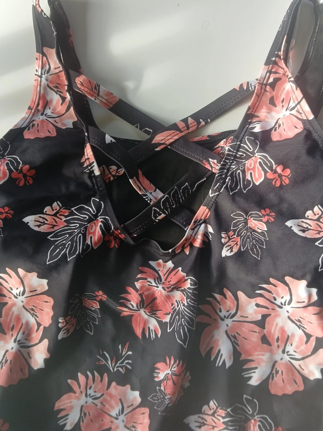 Svart baddräkt med blommigt mönster - 1