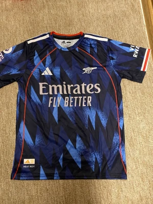 Arsenal bortatröja blå Adidas - Arsenal tröja 25/26 i mycket bra skick, passar perfekt för träning och daglig comfort, även för dig som ör ett Arsenal fan, storlek S, Pris går att diskutera