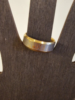 Ring viking guldfärg - Ring viking. Titanium/304L. Rostfritt stål. Lasergraverbara. Hypoallergena. Diameter 21,30 mm. Storlek 12.