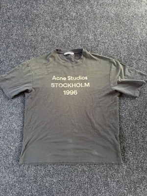 Acne Studios t-shirt  - Snygg t-shirt från Acne Studios med tryck på bröstet. Klassisk passform med rund hals och korta ärmar. Bra skick! 