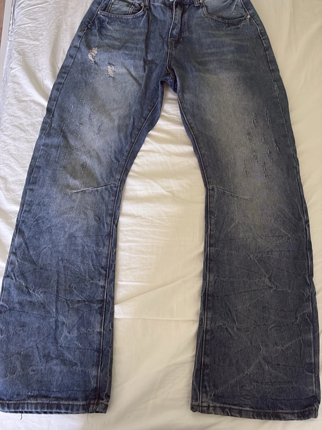 Blåa baggy jeans med slitningar