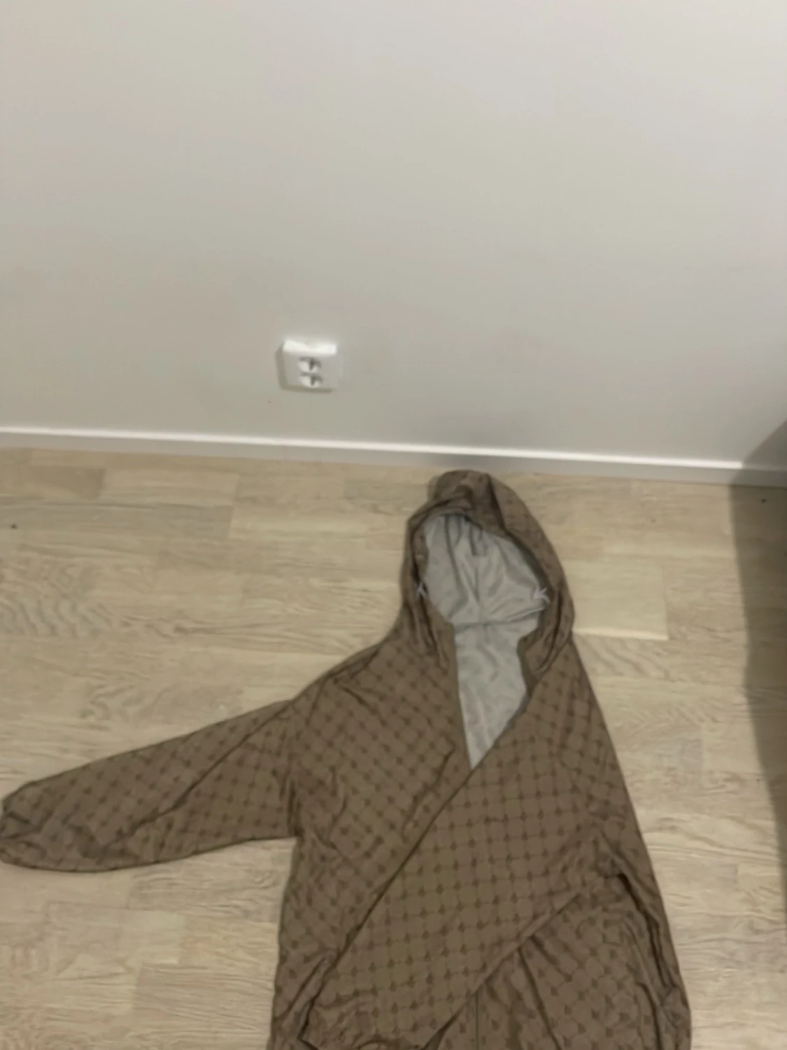 Brun vindjacka med mönster och huva