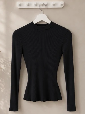 Fin svart pieces ribbad långärmad topp  - Säljer en svart ribbad långärmad topp från Pieces i storlek XS. Toppen har en tight passform, hög hals och är tillverkad i ett mjukt stretchigt material. Passar perfekt till vilken outfit som helst.