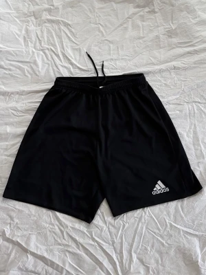 Träningsshorts  - Svarta adidas träningsshorts. Storlek S. 