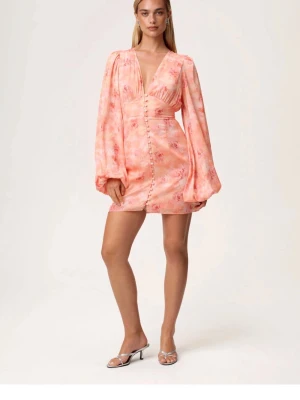 Adoore klänning - Intressekoll på den här jättefina klänningen från Adoore i modellen Florence. Aldrig använd då den inte kommit till användning. I helt nytt skick förutom att prislapparna inte är kvar. Nypris var 1495kr som jag köpte den för, kom gärna med prisförslag! 🥰🧡