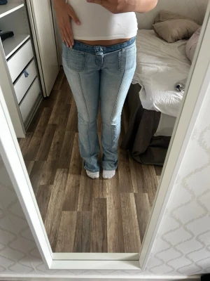 Ljusblå bootcut jeans med fickor - Snygga ljusblå jeans med bootcut-modell och markerade sömmar längs benen. De passar inte mig såbra eftersom de är extra tall och för långa för mig ( jag är 172 ), skadade längst ner på byxan vid fötterna pågrund av att de är för långa.