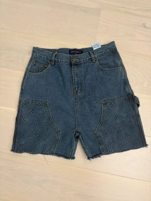 LV Shorts - LV shorts . Storlek S-M . Använda en gång . Bra skick .