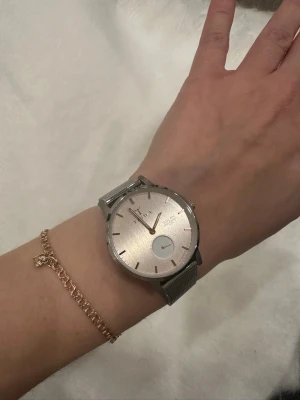 Triwa klocka stål/rosa - En av Triwa-klassikerna: Blush Svalan. En klocka i rostfritt stål med borstad lätt rosa urtavla. Feminin och minimalistisk. Använd endast ett fåtal gånger, dock behöver batteriet bytas! Nypris är ca 1600 kr, passa på! 