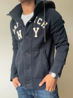 Abercrombie & Fitch Cardigan Med Knappar - Sjukt snygg Abercrombie& Fitch Cardigan | Mycket bra skick | Storlek M | Modell 175cm, 69kg | Hör av vid funderingar! Skickas direkt med instabox!
