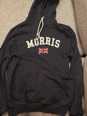 Svart hoodie från Morris med flagga - Säljer en riktigt schysst hoddie från Morris . Det är bara och skriva vid eventuella funderingar 