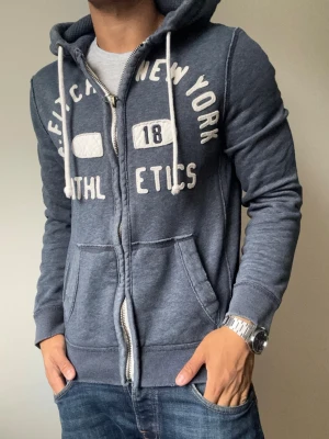 Abercrombie & Fitch Zip Hoodie - Sjukt snygg A&F Zip Hoodie | Mycket bra skick | Storlek S| Modell 175cm, 69kg | Hör av vid funderingar! Skickas direkt med instabox!