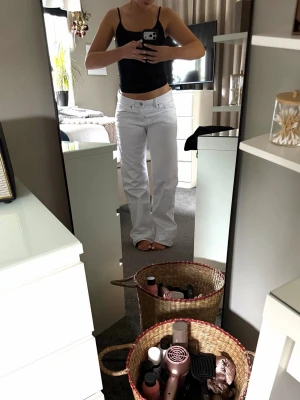 Vita jeans från Zara  - Säljer ett par vita jeans med rak passform och medel/låg midja från Zara. Jeansen har klassisk femficksdesign och stängs med dragkedja och knapp. Perfekta för dig som vill ha en clean och fräsch look. De är aldrig använda 