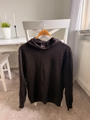 Oscar Jacobsson chasmire hoodie - Säljer denna Oscar Jacobsson cashmire hoodie i strl L då jag växt ut den. Hoodien är i mycket bra skick. Är lite liten i storleken så snarare M/L