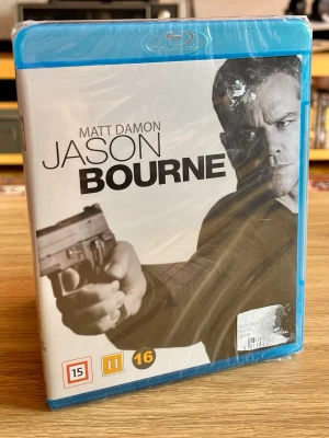 Jason Bourne – Blu-ray – ny och inplastad - Säljer Jason Bourne (2016) på Blu-ray med Matt Damon tillbaka i sin ikoniska roll som Jason Bourne.  En fartfylld spionthriller regisserad av Paul Greengrass och den fjärde Bourne-filmen med Matt Damon i huvudrollen.  Detta exemplar är fortfarande fabriksinplastat och oöppnat – ett fint exemplar för Bourne-fantasten eller Blu-ray-samlaren. 🎬  Skick: Ny / oöppnad / inplastad Format: Blu-ray Nordisk utgåva: Universal  Skickas väl emballerad.