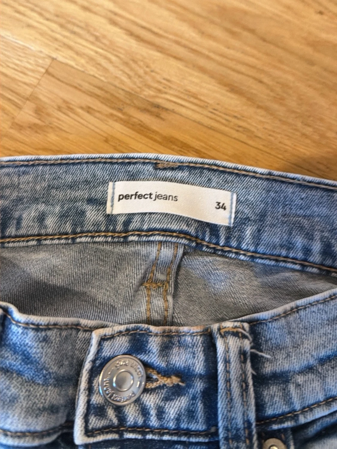 Ljusblå utsvängda jeans, storlek 34 - 1