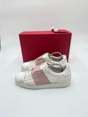 Valentino sneakers  - Hej säljer nu dessa fina valentino open skor  Skick enligt bilder  Postar snabbt och smidigt   Hör av er vid frågor eller funderingar